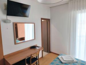 Televisyen dan/atau pusat hiburan di Hotel Midi