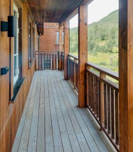 ホーヴデンにあるUnique Cabin By The Ski Slope In Hovdenの山の景色を望むキャビンの木製ポーチ