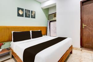 Postel nebo postele na pokoji v ubytování Super Hotel O Ambedkar Chowk Rewari formerly Hotel Shree