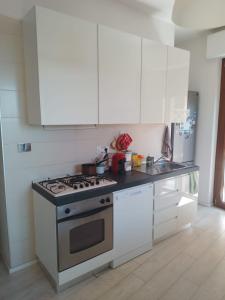 Η κουζίνα ή μικρή κουζίνα στο Birsa's Rooms +11 φωτογραφίες