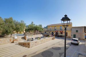 een straatlantaarn in een stad met een gebouw bij Noa's in SantʼAnna Arresi