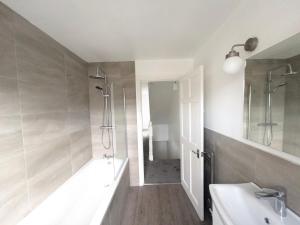 Ένα μπάνιο στο ILikeWarrington +47 φωτογραφίες