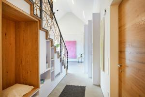 pasillo con paredes blancas y puerta de madera en Idyllic Vineyard Retreat Near Klingenmünster, en Klingenmünster