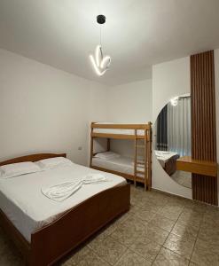 ヴェリポジェにあるFishta Apartmentのベッドルーム(二段ベッド1組付)、バスルームが備わります。