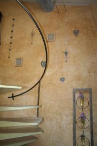 escalera de caracol en una habitación con pared y espejo en Chambre d'hôtes La Romarine, en Barnave