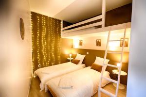 2 Betten in einem Zimmer mit Etagenbett in der Unterkunft Escapade - Ciné privé, balnéo et jardin in Saint-Ambroix
