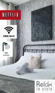 Postel nebo postele na pokoji v ubytování Relax in style with fast WIFI Netflix
