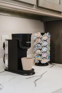 Příslušenství pro přípravu čaje a kávy v ubytování 3BR Gated Home Near NRG Downtown Rice MedCenter