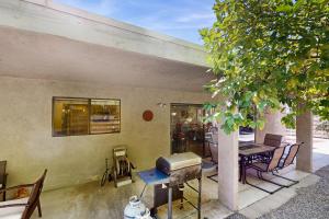 Un patio con mesa y sillas y parrilla. en Casa de Serena Permit# 822, en Palm Springs