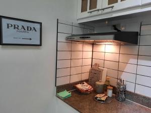 Nhà bếp/bếp nhỏ tại Stylish Condo at Mezza 1 with fast WIFI Netflix