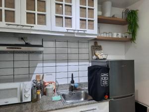 Nhà bếp/bếp nhỏ tại Stylish Condo at Mezza 1 with fast WIFI Netflix