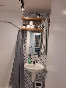 Phòng tắm tại Stylish Condo at Mezza 1 with fast WIFI Netflix +14 ảnh