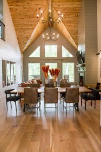 Un comedor con mesa y sillas en Tipi Cabin Lake D'Arbonne, en Farmerville