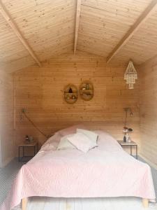 Giường trong phòng chung tại Feel Calm In A Log Cabin Near Klintebjerg