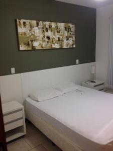 une chambre avec un lit et un tableau au mur dans l'établissement Casa Marcos, à Capitólio