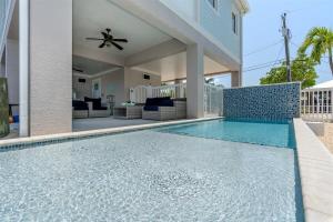 Πισίνα στο ή κοντά στο Island Time - Luxury Waterfront Pool Home, 32' Dock