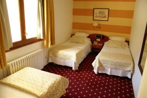 Posteľ alebo postele v izbe v ubytovaní Hotel Edelweiss