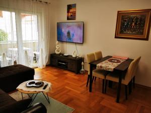 TV a/nebo společenská místnost v ubytování Apartments Mara Cres