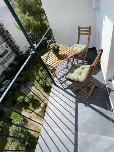 ein Balkon mit zwei Stühlen und einem Tisch in der Unterkunft vesuvius115 in Neapel