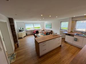 cocina abierta y sala de estar con sofá en Ferienwohnung am Bienenhaus, en Salem