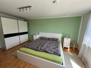 Un dormitorio con una cama y dos mesitas de noche. en Ferienwohnung am Bienenhaus, en Salem