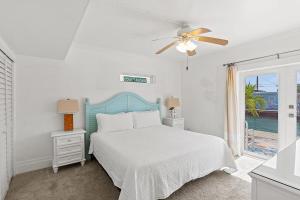 Ένα ή περισσότερα κρεβάτια σε δωμάτιο στο Marlin Manor - Waterfront Home, 55' Dock, 2min to Open Ocean!