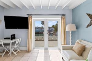 Μια τηλεόραση ή/και κέντρο ψυχαγωγίας στο Marlin Manor - Waterfront Home, 55' Dock, 2min to Open Ocean!