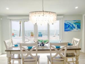 Πισίνα στο ή κοντά στο Mystic Waters - Direct Ocean Front Luxury Pool Home, 50' Dock