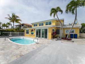 Πισίνα στο ή κοντά στο Mystic Waters - Direct Ocean Front Luxury Pool Home, 50' Dock