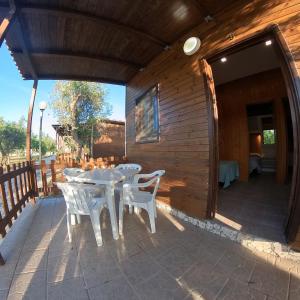 een patio met een witte tafel en stoelen in een gebouw bij La Carcara in Otranto