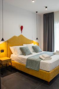 ein Schlafzimmer mit einem großen Bett mit weißer Bettwäsche in der Unterkunft vesuvius115 in Neapel