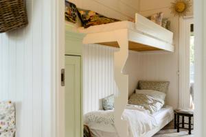 Ένα ή περισσότερα κρεβάτια σε δωμάτιο στο Romantic Cabin Near Water And History