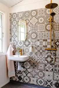 Ένα μπάνιο στο Romantic Cabin Near Water And History +22 φωτογραφίες