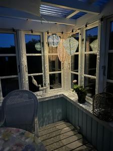 Πισίνα στο ή κοντά στο Romantic Cabin Near Water And History