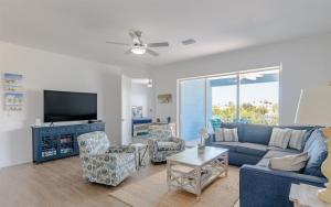 Μια τηλεόραση ή/και κέντρο ψυχαγωγίας στο Ocean Oasis- Waterfront Pool Home, 35' Dock