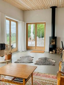 Una sala de estar con una mesa y una chimenea. en Harmony In Furuboda Architectural Family Oasis, en Yngsjö