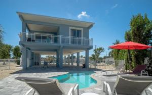 Πισίνα στο ή κοντά στο Ocean Oasis- Waterfront Pool Home, 35' Dock