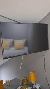 Uma TV ou centro de entretenimento em Casa D`El Rei