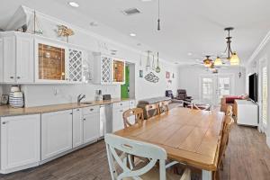 Η κουζίνα ή μικρή κουζίνα στο Paradise Cove - Waterfront Private Pool Home, 2 Mins to Open Gulf, 60' Dock