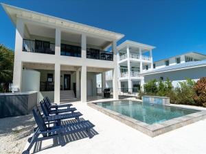 Bazén v ubytování Paradise Palms - Luxury Waterfront Pool Home, 40' Dock nebo v jeho okolí