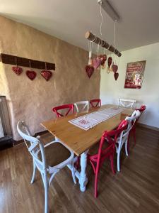 ein Esszimmer mit einem Holztisch und Stühlen in der Unterkunft Gîte " le Schmoutzi" Duplex centre historique Riquewihr in Riquewihr