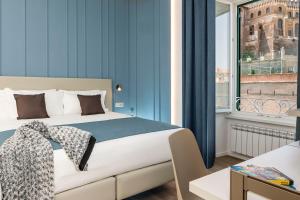 Un dormitorio con una cama con paredes azules y una ventana. en St Peter Museum, en Roma