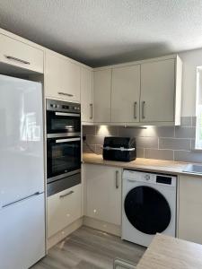 Kuchyň nebo kuchyňský kout v ubytování Littleton Manor Apartment near Southport free Parking Netflix Sky Ultimate + 6 fotografií