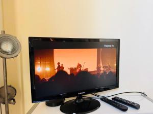 Et tv og/eller underholdning på Studio chic à 200 m du Palais des Festivals, au cœur du shopping Cannois + 6 billeder