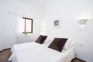 two white beds in a white bedroom with a window at Romantic Retreat in Prime Position in Acantilado de los Gigantes +24 photos