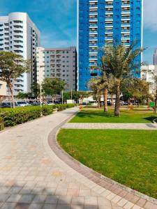 Taman di luar Ajman Family Holiday homes VIP Two rooms, a large hall and a fully equipped kitchen that can accommodate 7 people and children