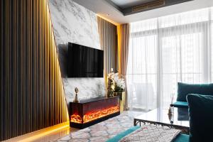 TV a/nebo společenská místnost v ubytování FULL Burj Khalifa view LUX 2Bedroom with Rooftop Pool Central location in Paramount Hotel Midtown
