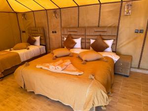Ένα ή περισσότερα κρεβάτια σε δωμάτιο στο Merzouga Luxury +12 φωτογραφίες