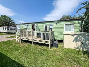 Fotografie z fotogalerie ubytování Lovely Caravan For Hire With Decking At Skipsea Sands In Yorkshire Ref 41015Wf v destinaci Barmston