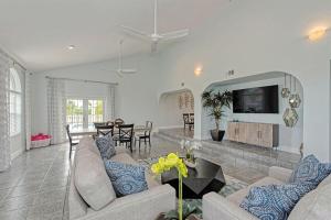 Una sala de estar con dos sofás y un comedor. en Reel Relaxin` - Luxury Waterfront Pool Home, 55' Dock, en Marathon